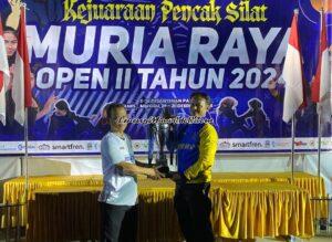 Ketua Panitia Muria Raya Open II Muh. Shodikin (kiri) menyerahkan Piala Grand Champion kepada Ketua Kontingan Peshiraga Gabus Pati Sukamto (kanan)