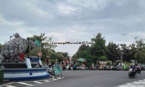 Mendung hitam di atas langit Simpang Lima Alun-Alun Kota Pati menjelang Tahun Baru 2025