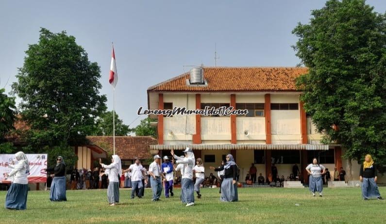 Guru karyawan SMAN 3 Pati berpakaian SMA dalam kolaborasi meramaikan HGN 2024