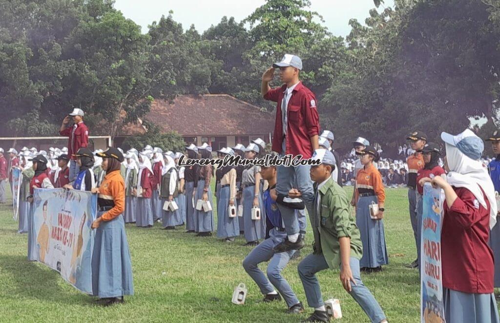 Persembahan dari Pengurus OSIS/MPK dan perwakilan ekskul dalam acara peringatan HGN 2024 SMAN 3 Pati