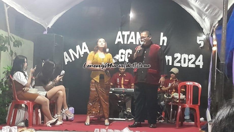 New Saiba Juwana memberikan hiburan musik kepada warga Blok I-2 Perum Rendole Indah Muktiharjo dalam menyambut tahun baru 2025