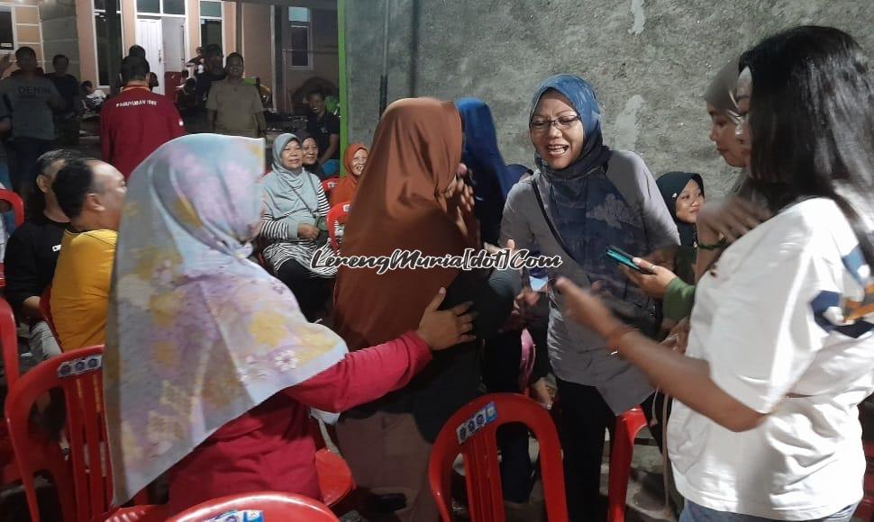 Bu RT (kerudung coklat) mendapat ucapan selamat ulang tahun dari warganya