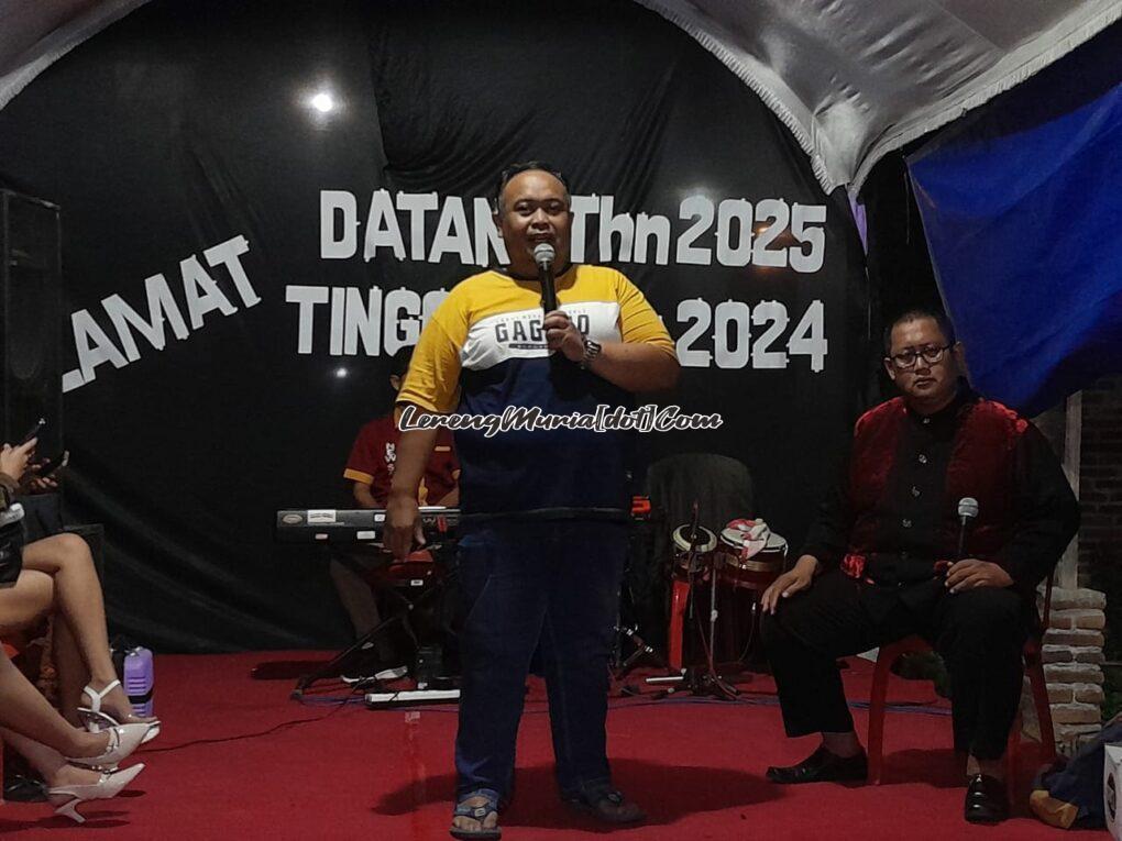 Ketua RT 7 RW 3 Sugiri memberikan sambutan dalam acara menyambut tahun baru 2025 di Perum Rendole Indah Blok I-2 Muktiharjo Pati