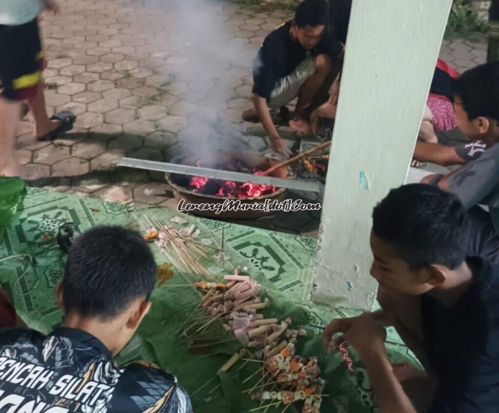 Remaja Perum Rendole Indah Blok I-2 Muktiharjo melakukan acara bakar-bakaran untuk menyambut tahun baru 2025