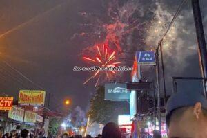 Kemeriahan kembang api di atas langit Alun-Alun Utara Yogyakarta menyambut tahun baru 2025