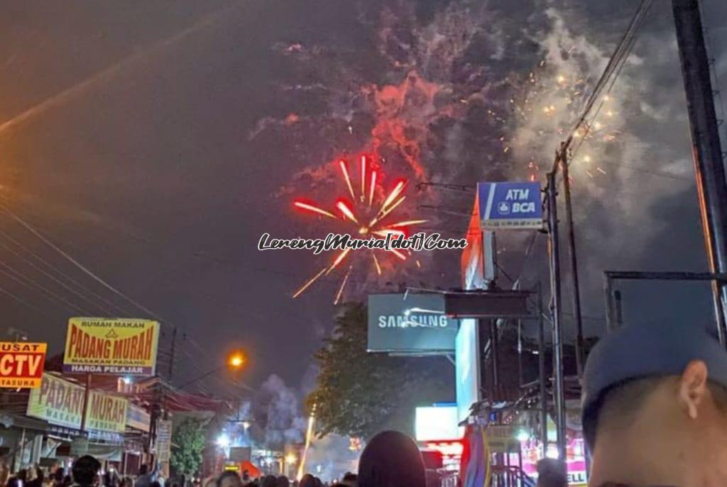 Kemeriahan kembang api di atas langit Alun-Alun Utara Yogyakarta menyambut tahun baru 2025