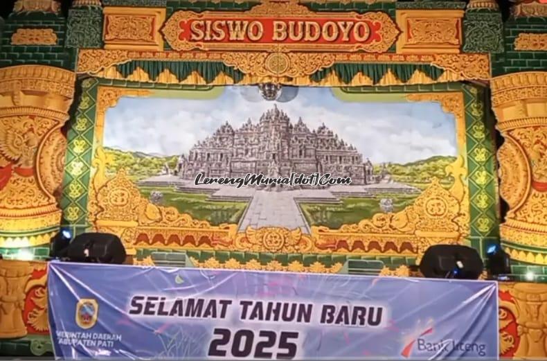 Kethoprak Siswo Budoyo dari Juwana ikut memeriahkan datangnya tahun 2025 di Alun-Alun Kembang Joyo Kalidoro Pati