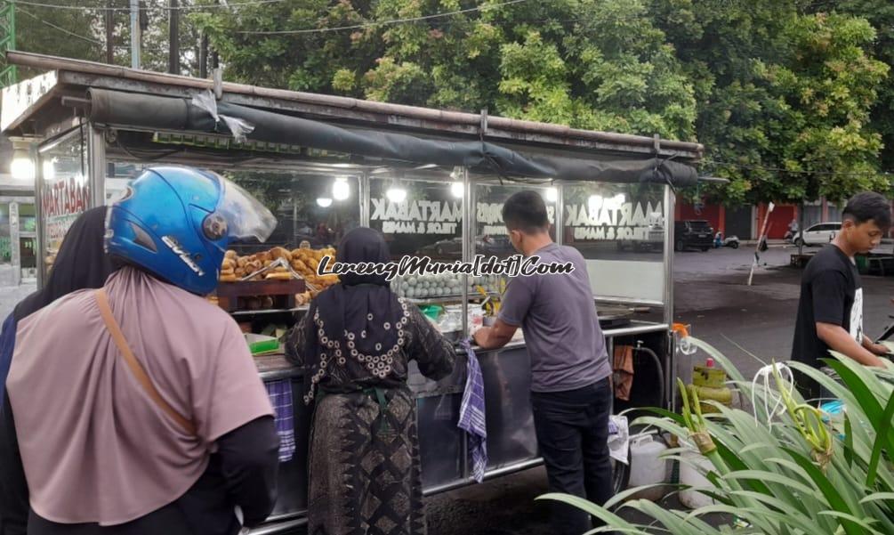 Para pembeli sedang antri di lapak Martabak Bu Hj. Siti Fatimah