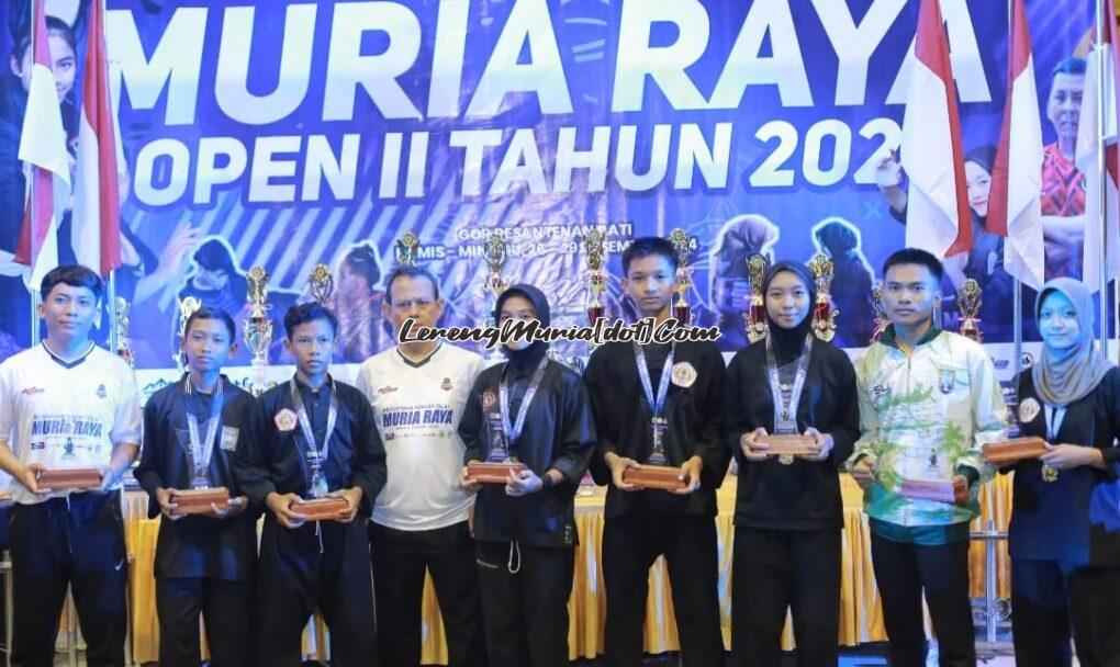 Pesilat terbaik Muria Raya Open II berbagai kategori bersama Muh. Shodikin (4 dari kiri) selaku ketua panitia