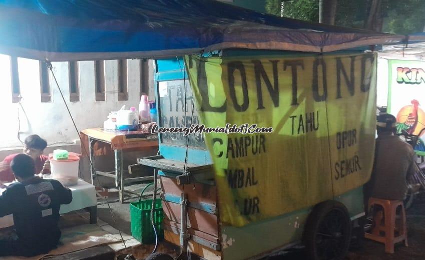 Suasana malam hari lontong tahu Bu Ratna di sebelah selatan Stadion Joyo Kusumo Pati