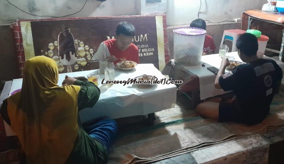 Para pelanggan yang menikmati lezatnya lontong tahu campur Bu Ratna