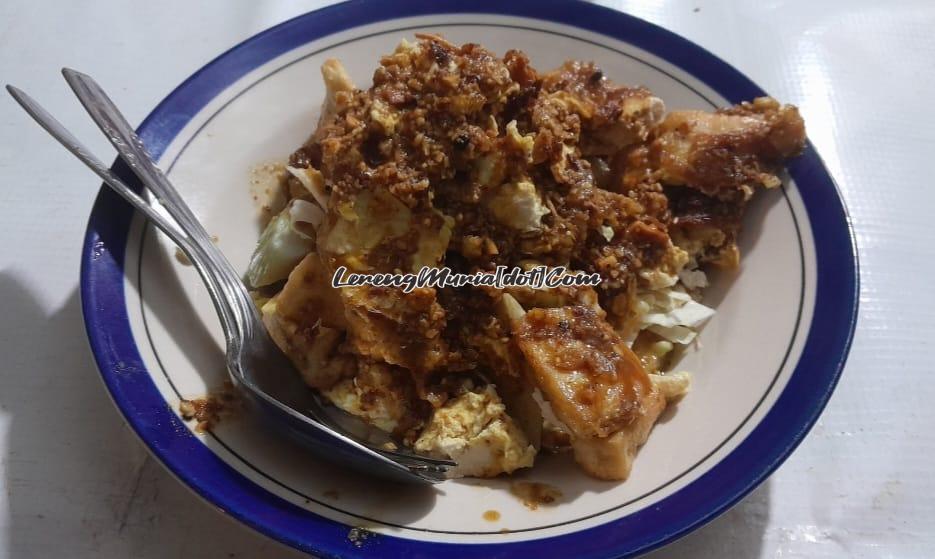 Tampilan sepiring lontong tahu telur yang menggugah selera makan di lapak Lontong Tahu Bu Ratna di sebelah selatan Stadion Joyo Kusumo Pati