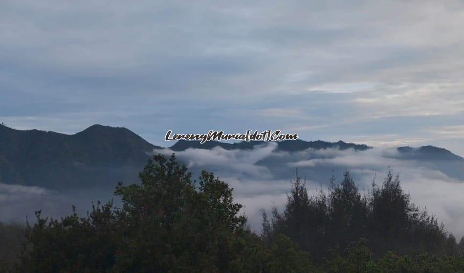 Pemandangan Gunung Bromo dilihat dari Penanjakan 3 di pagi hari