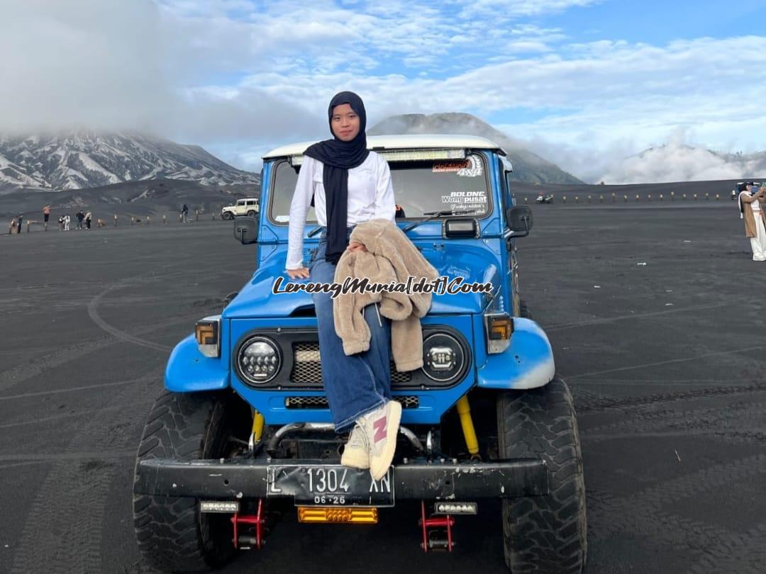 Hayu Nastiti, wisatawan asal Pati Jawa Tengah bersiap mengikuti jeep tour di Gunung Bromo