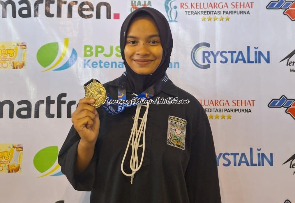 Pesilat SH Terate SMKN 1 Pati Almira Putri Wandira merebut perak Muria Raya Opem II