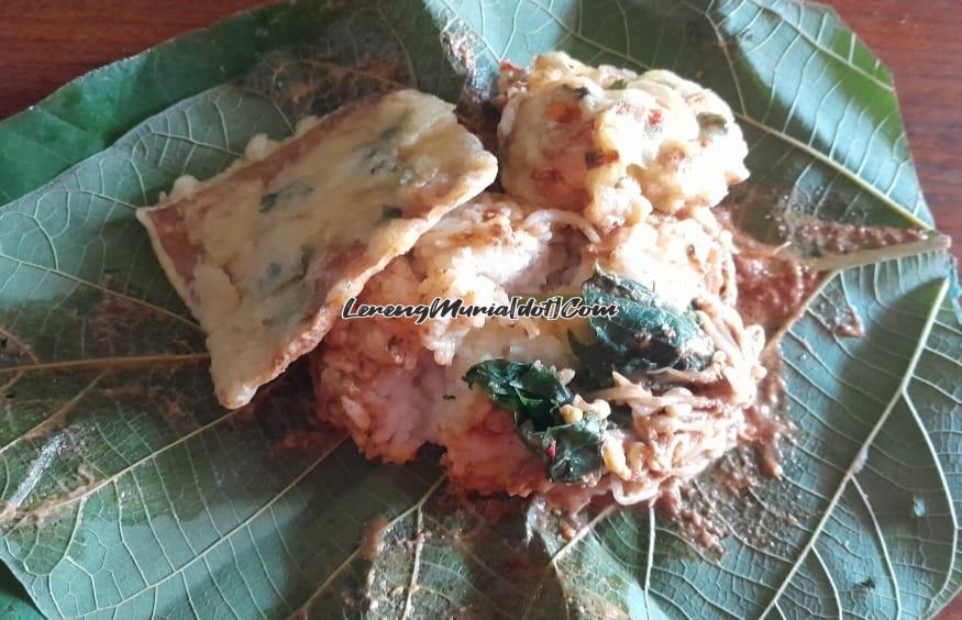 Nasi pecel Pak Siman yang dilengkapi mendoan dan bakwan, siap dinikmati untuk sarapan pagi