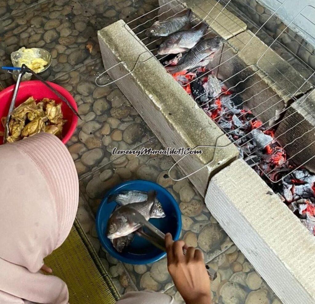 Membakar ikan dan daging ayam dalam rangka untuk mengakrabkan antar anggota keluarga