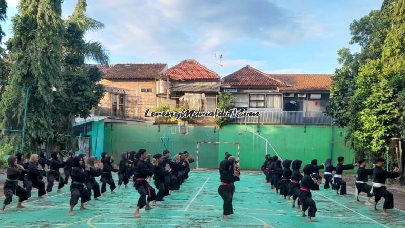 Pesilat SH Terate SMKN 3 Pati melakukan latihan pemanasan di Lapangan Basket di SMKN 3 Pati