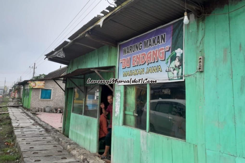 Warung makan "Bu Endang" Bojonegoro menyediakan masakan Jawa merupakan salah satu warung di Jawa Timur yang menyuguhkan wedang teh dengan gelas tertutup