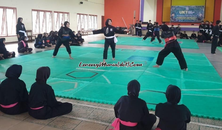 Materi UKT yang ditunggu-tunggu berupa sambung di Auditorium SMAN 3 Pati, pesilat saling beradu teknik