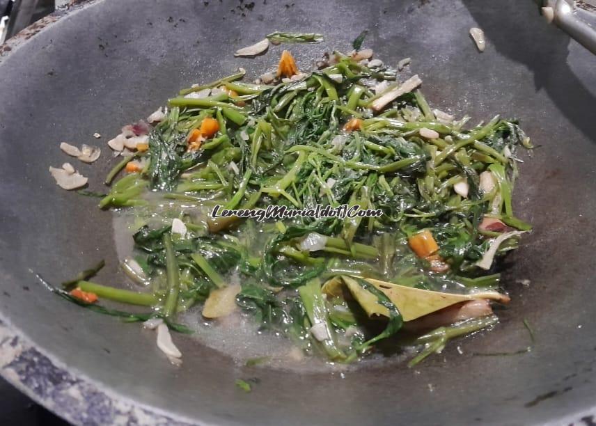 Tumis kangkung masakan yang familier di lidah Indonesia