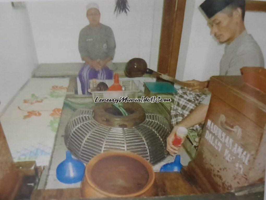 Gentong Sunan Muria yang berada di area makam Sunan Muria (Foto: Sunan Muria Today)