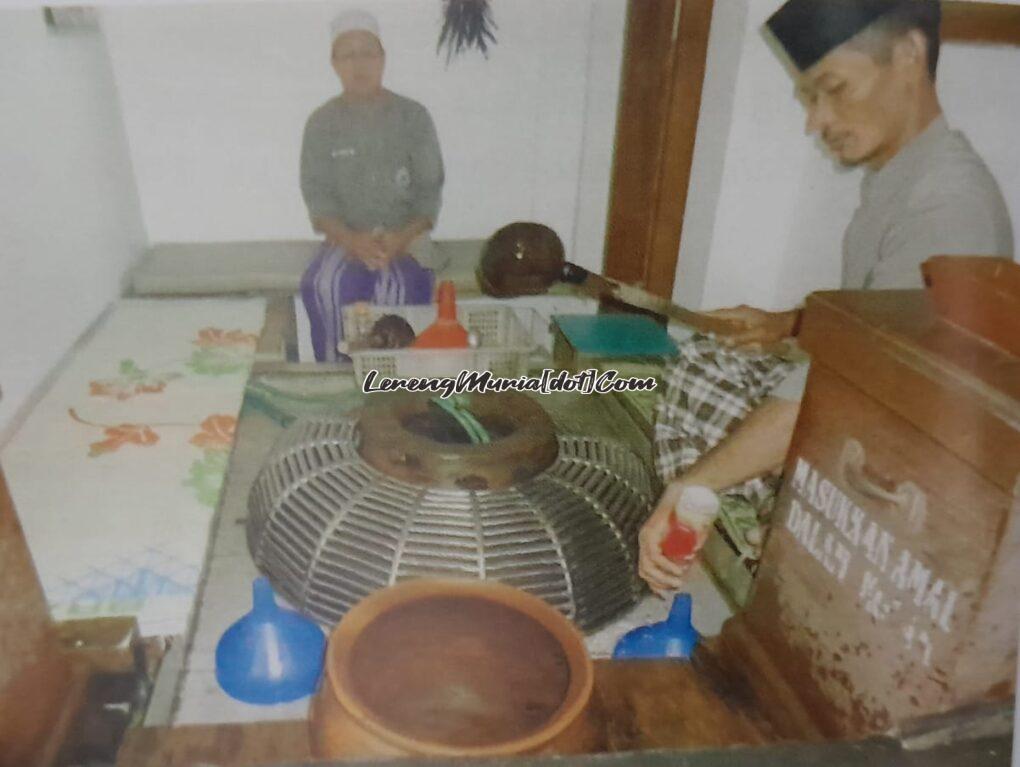 Gentong Sunan Muria yang berada di area makam Sunan Muria (Foto: Sunan Muria Today) | LERENG MURIA Gentong Sunan Muria yang berada di area makam Sunan Muria (Foto: Sunan Muria Today)