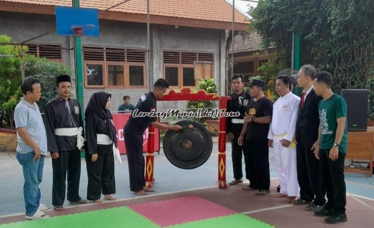 Ketua Cabang SH Terate Pati Abdul Khalim, M.M., M.Pd.I. (4 dari kiri) memukul gong sebagai tanda pembukaan Piala Ranting Wedarijaksa II