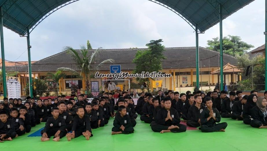 Para atlet SH Terate bersiap mengikuti acara pembukaan Kejuaraan Pencak Silat Piala Ranting Wedarijaksa II