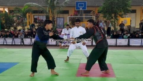 Dua pesilat sedang bersiap untuk menyerang maupun diserang