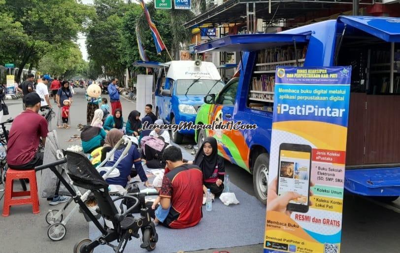 Pelayanan dari Dinas Arpusda Pati kepada para pengunjung yang mampir di stannya