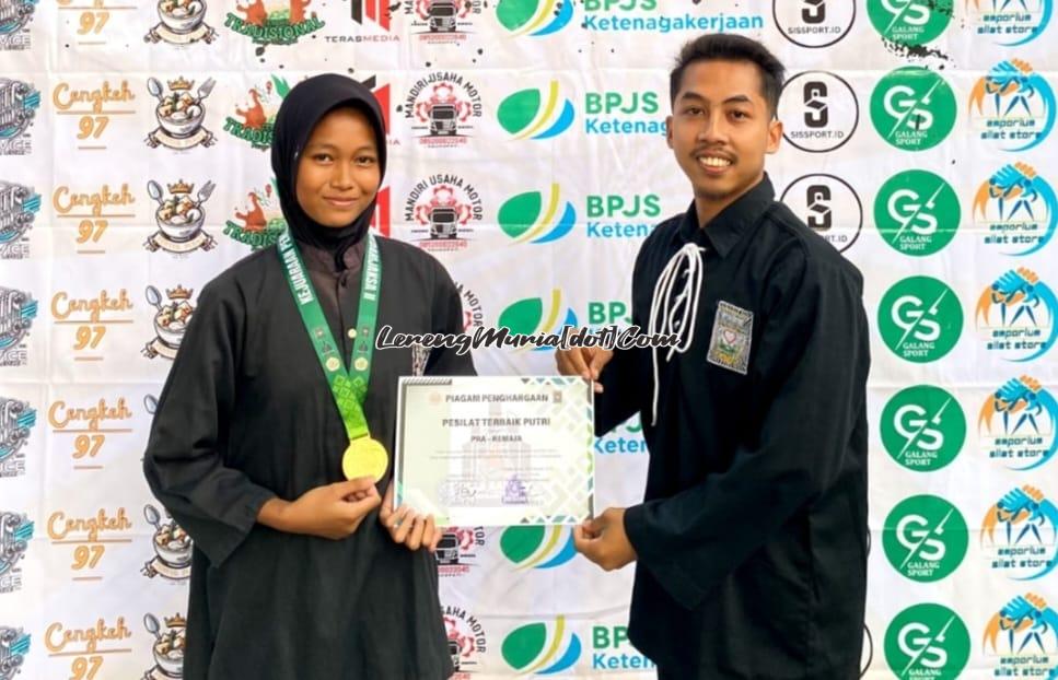 Karunia Ramadhani (kiri) dari Ranting Wedarijaksa menerima penghargaan sebagai pesilat terbaik putri