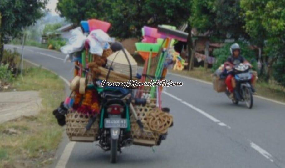 Mindring dengan mengendarai sepeda motor menyusuri jalan raya di pedesaan (Foto:Satu-Indonesia.com)