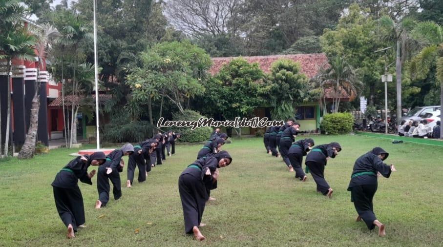 Pesilat SH Terate Komisariat SMAN 3 Pati sedang berlatih untuk mempersiapkan diri mengikuti UKT sabuk putih