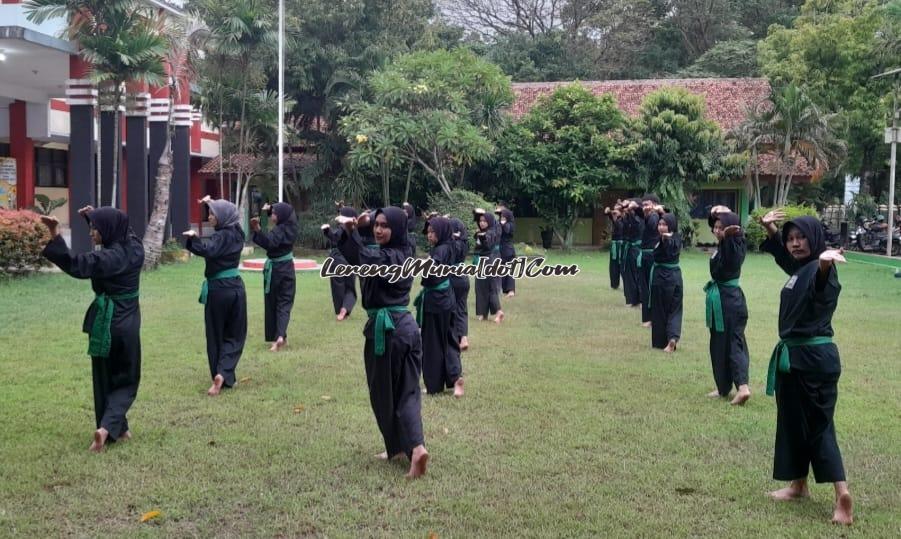 Latihan materi jurus di halaman SMAN 3 Pati