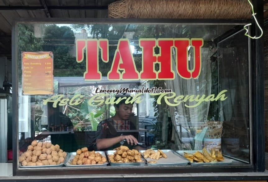 Salah satu depot tahu Sumedang di rest area jalan tol Kota Semarang Jawa Tengah | LERENG MURIA Salah satu depot tahu Sumedang di rest area jalan tol Kota Semarang Jawa Tengah