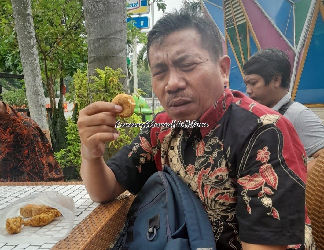 Seorang pengujung rest area jalan tol Kota Semarang sedang menikmati gurihnya tahu Sumedang | LERENG MURIA Seorang pengujung rest area jalan tol Kota Semarang sedang menikmati gurihnya tahu Sumedang