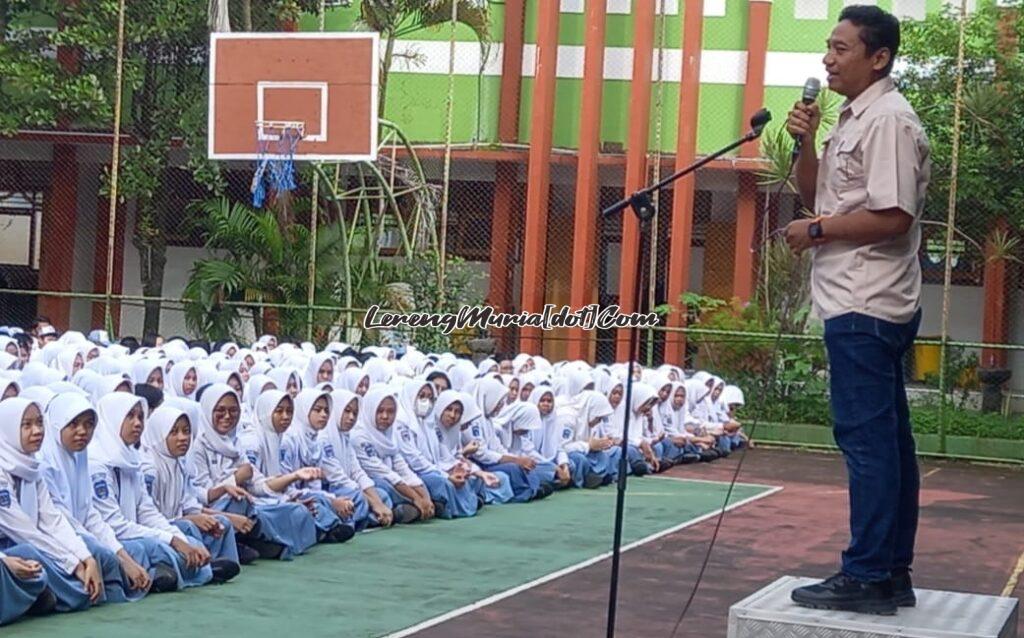 Aiptu Zaenuri dari Kanit V Intelkam Polresta Pati menjadi pembina apel di SMAN 3 Pati