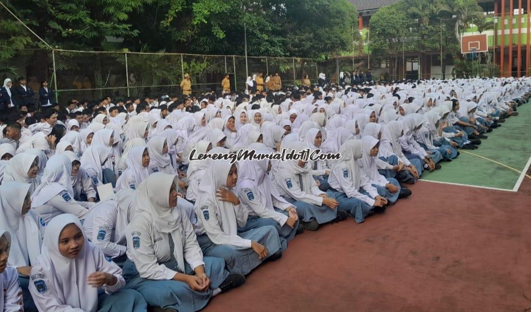 Siswa SMAN 3 Pati mengikuti apel pagi dengan tertib dan penuh antusias