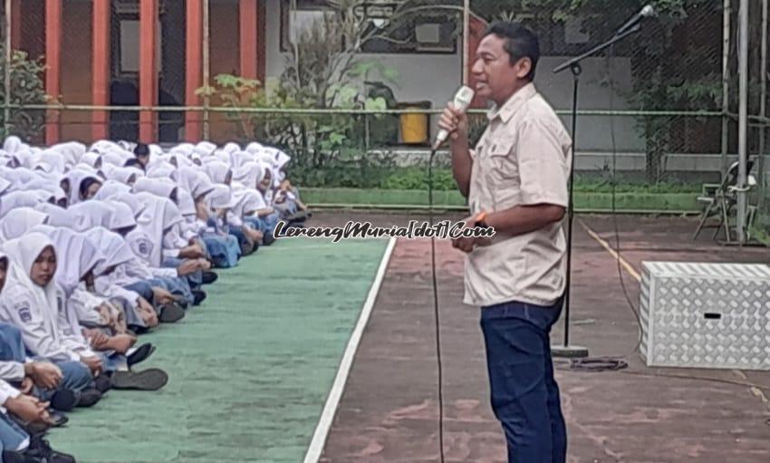 Aiptu Zaenuri pada saat menjadi pembina apel pagi di Lapangan Basket SMAN 3 Pati