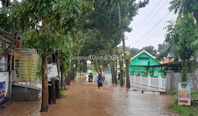 Banjir menggenangi jalan raya di depan SDLB Negeri Sukoharjo Pati