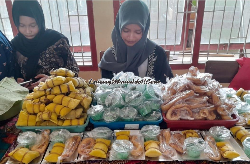 Lepet jagung, tape ketan dan kalajengking merupakan jajan tradisional Pati yang banyak ditemukan di pasar dan acara hajatan