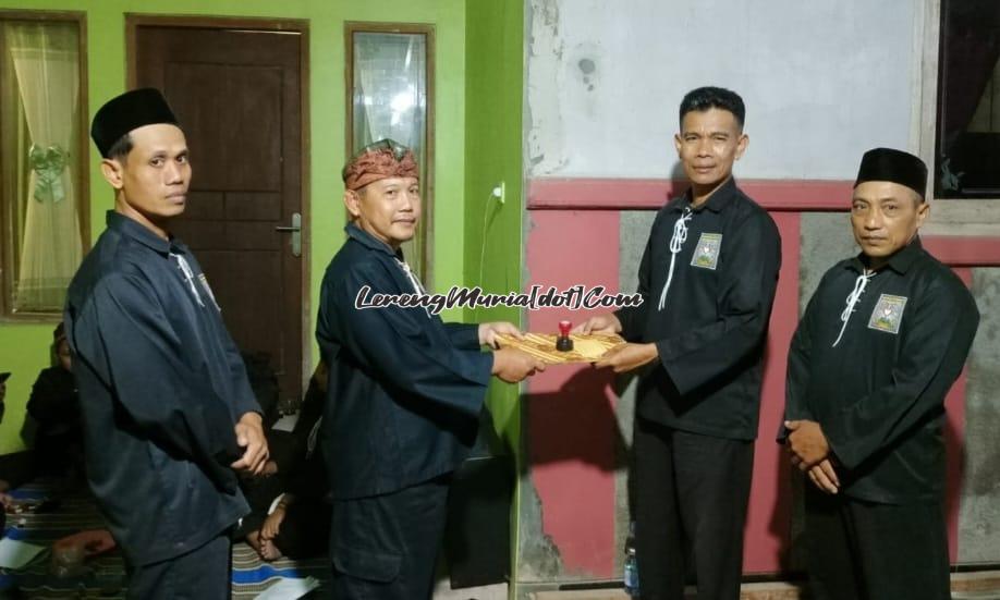 H.Muhammad Syahri, S.Pd., S.H., M.H. (2 dari kiri) sebagai Ketua Ranting Tambakromo yang baru menerima ucapan selamat dari Ketua Cabang SH Terate Pati Abdul Khalim, M.M., M.Pd.I. (3 dari kiri)