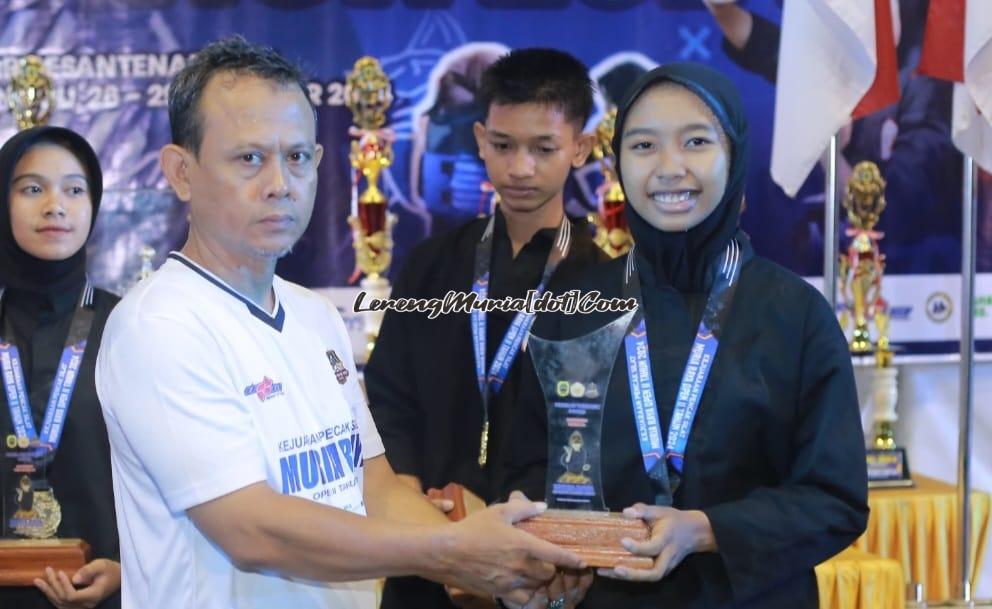 Septyana Cahya Ningrum (kanan) dari SH Terate SMAN 3 Pati menerima piala sebagai pesilat terbaik putri kategori remaja Muria Raya Open II