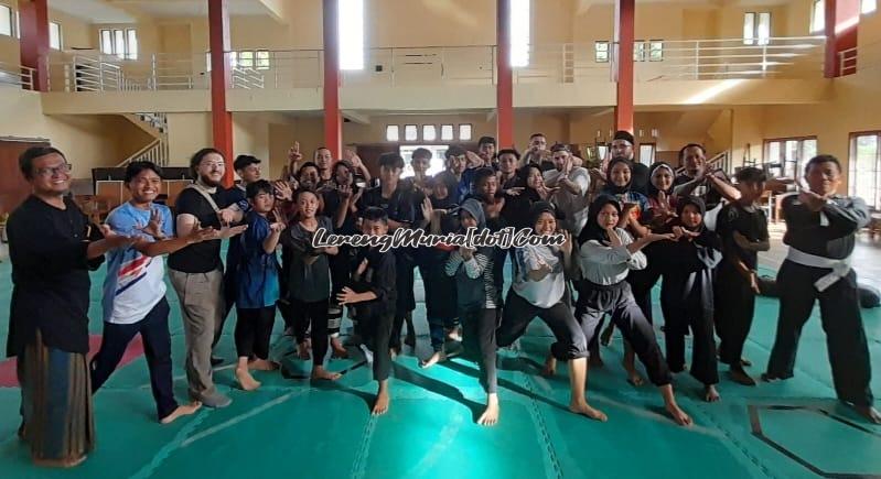 Foto bersama antara turis dari Prancis dengan guru pendamping, pembina, pelatih dan atlet SH Terate saat berkunjung di Auditorium SMAN 3 Pati.