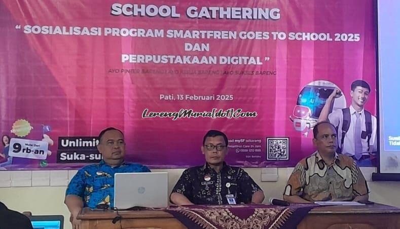 Iwan Trisno (tengah) selaku Sekertaris Dinas Arpus Pati didampingi Sugiri (kiri) sebagai Kabid. Perpustakaan dan Andi Kurniawan (kanan) perwakilan Smartfren Area Pati dalam pembukaan acara