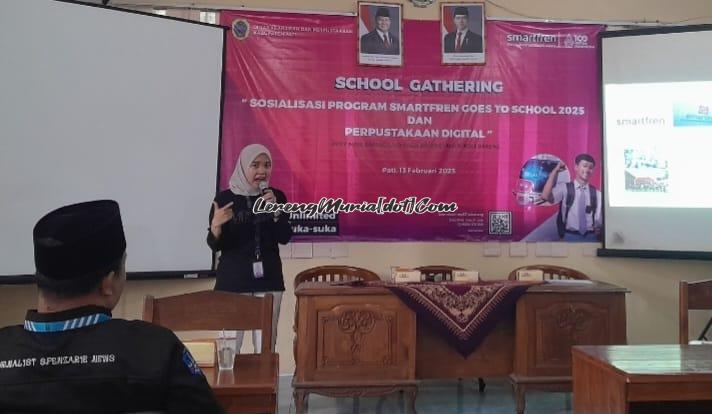 Aprillia (berdiri) memberikan materi seputar peran serta Smartfren dalam rangka meningkatkan literasi di Kabupaten Pati