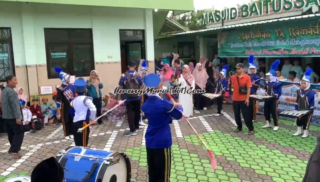 Marching band SDN Kutoharjo 02 Pati merupakan ekskul unggulan, ikut meramaikan acara karnaval Targhib Ramadhan sedang menunjukkan kebolehannya