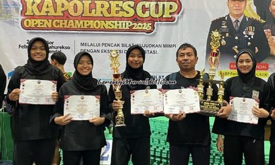 Septyana Cahya (3 dari kiri) dari SH Terate SMAN 3 Pati, sebagai pesilat terbaik putri kategori remaja Kejuaraan Pencak Silat Kapolres Cup Kendal 2025