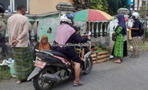 NYADRAN TIBA, PENJUAL BUNGA TABUR MEREBAK